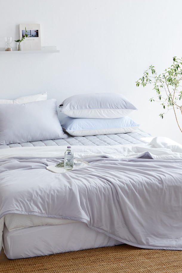 시원함을 넘어선 쾌적함을 선사하는 아이시클 냉감 여름 차렵이불 싱글입니다. 나일론과 폴리에스터 혼방 소재로 제작되어 부드러운 촉감을 자랑하며, 뛰어난 통기성과 흡습성으로 끈적임 없이 상쾌한 수면 환경을 제공합니다. 점프 퀼팅 디자인과 앞뒷면 화이트 배색으로 시각적인 만족감까지 더했습니다. QMAX 냉감 지수 0.75W/CM 이상으로 강력한 시원함을 느끼실 수 있으며, 유해물질 테스트, 세탁/필링 테스트, 오코텍스 인증, 인체 무해 테스트를 통과하여 안심하고 사용하실 수 있습니다. 블루와 그레이 두 가지 색상 중 선택하여 나만의 침실 분위기를 연출해 보세요.
