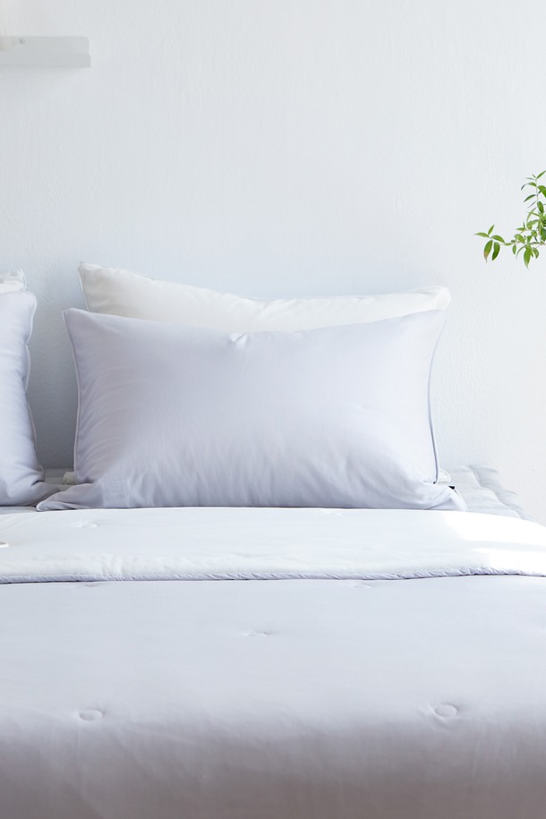 시원한 여름 밤, 꿀잠을 책임지는 '아이시클' 냉감 여름 베개커버 50X70입니다. 몸에 닿는 순간 시원함을 선사하는 냉감 소재로 제작되어, 쾌적한 사용감을 제공합니다. 무더운 여름, 집콕룩부터 휴가룩, 바캉스룩까지 어디든 잘 어울리는 미니멀, 리조트, 캐주얼 스타일을 연출해보세요. 부드러운 촉감과 시원한 냉감 효과로, 편안한 잠자리를 위한 최고의 선택입니다. 50X70 사이즈로 제작되어, 다양한 베개에 활용할 수 있습니다.
