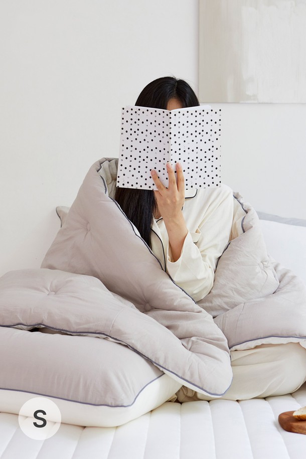 크리미 렌징 모달 워싱 사계절 차렵이불 싱글은 부드러운 촉감의 모달과 폴리에스테르 혼방 소재로 제작되어 사계절 내내 쾌적하게 사용할 수 있습니다. 화이트와 베이지, 두 가지 색상으로 출시되었으며, 점프 퀼팅 디자인과 베이직하고 미니멀한 스타일을 연출합니다. 워싱 가공을 거쳐 부드러움이 더욱 강조되었으며, 체온 조절 기능과 통기성으로 편안한 잠자리를 제공합니다. 집콕룩을 위한 포근하고 아늑한 분위기를 선사하는 리버서블 디자인의 차렵이불입니다.
