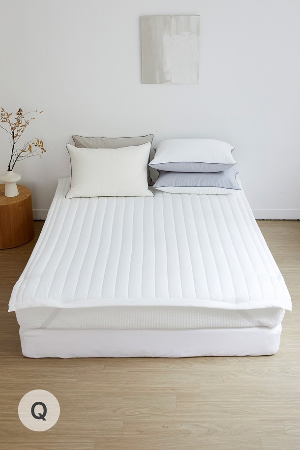 크리미 렌징 모달 워싱 누빔 침대패드 퀸은 부드러운 촉감의 모달 소재로 제작되어 포근한 잠자리를 선사합니다. 화이트와 크림 두 가지 색상으로 출시되어, 미니멀하고 클래식한 침실 분위기를 연출합니다. 두꺼운 두께의 누빔 처리로 푹신함을 더하고, 워싱 가공으로 부드러움을 극대화했습니다. 고정 밴딩 디자인으로 침대에 간편하게 설치할 수 있으며, 사계절 내내 사용할 수 있어 실용적입니다. 집이나 휴가 시 편안한 침구 환경을 조성해 줍니다.
