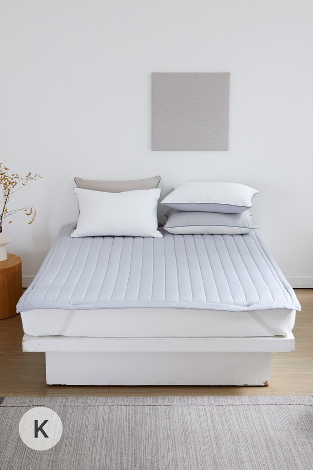 크리미 렌징 모달 워싱 누빔 침대패드 킹(고정밴딩)은 부드러운 촉감과 포근함을 선사하는 침대패드입니다. 모달, 폴리에스테르, 텐셀 소재를 사용하여 크림처럼 가볍고 실크처럼 부드러운 터치감을 자랑합니다. 직선 퀼팅 패턴과 구름 같은 패딩감으로 편안한 잠자리를 제공하며, 흡습, 통기성이 뛰어나 쾌적하게 사용할 수 있습니다. 위생 가공 처리 및 저소음 설계로 민감성 피부에도 적합하며, 사면 고정 밴딩으로 편리하게 사용할 수 있습니다. 킹(K), 퀸(Q), 슈퍼싱글(SS) 사이즈로 만나보세요.
