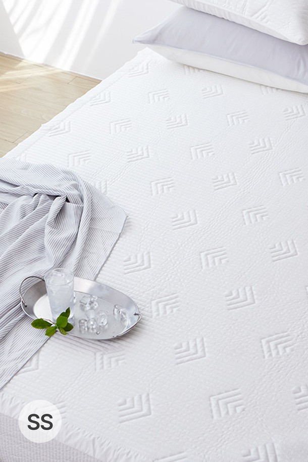 시원한 여름을 위한 [홈바이템퍼] 아이슬란드2 포르페 냉감 쿨패드 슈퍼싱글 1+1 구성입니다. 부드러운 촉감의 화이트 색상 폴리에스테르 소재로 제작되었으며, 얇고 가벼워 답답함 없이 시원하게 사용 가능합니다. 무지 디자인으로 어떤 침구에도 잘 어울리며, 냉감 기능으로 쾌적한 잠자리를 선사합니다.
