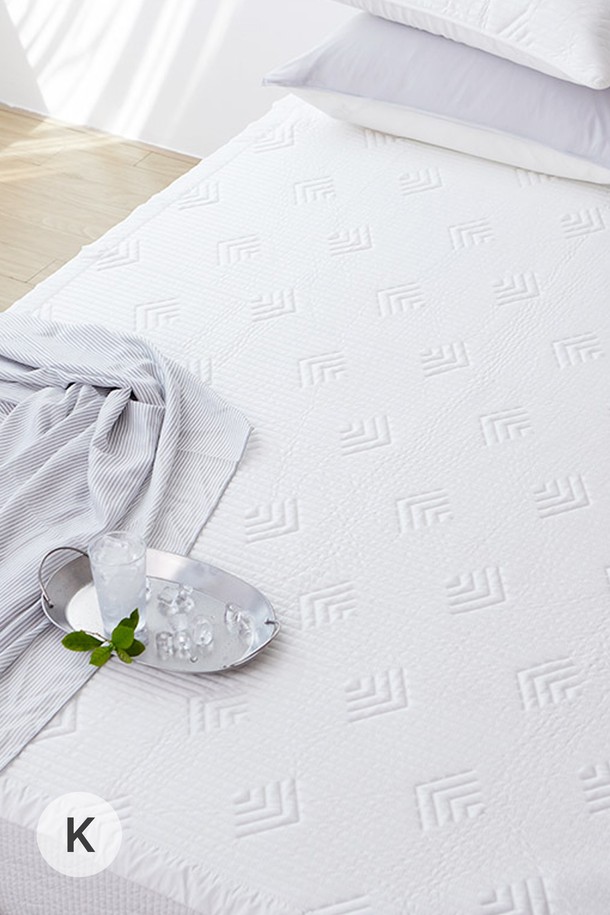 [홈바이템퍼] 아이슬란드2 포르페 냉감 쿨패드 킹 1+1은 FORPE 특수냉감 원사를 사용하여 제작된 킹 사이즈 쿨패드입니다. 접촉 시 표면 온도를 7°C까지 감소시키는 즉각적인 냉감 효과와 일반 소재 대비 5배 향상된 열 전도성을 제공하여 시원함을 선사합니다. 화이트 색상의 여름철 필수 아이템으로, 쾌적한 잠자리를 만들어줍니다.
