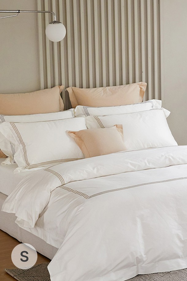 [소프라움앤] 포지타노 100수 사틴면 이불커버 베개세트는 100수 사틴면 소재로 제작되어 부드러운 촉감과 실크 같은 광택을 선사합니다. 고급스러운 4면 프레임 자수와 8cm 프린지 디자인이 클래식하면서도 호텔식 무드를 연출하며, 네이비, 그레이, 라이트그레이, 골드, 화이트 4가지 컬러로 출시되어 폭넓은 선택이 가능합니다. OEKO-TEX 인증을 받은 항균 기능으로 쾌적한 잠자리를 제공하며, 롱스테이플 면사를 사용하여 필링 방지 기능까지 갖추었습니다. 버튼식 여밈과 지퍼식 베개커버로 편리하게 사용할 수 있는 사계절용 침구세트입니다.
