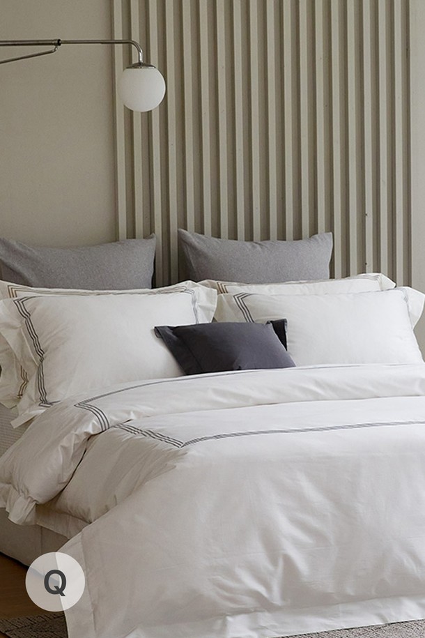 [소프라움앤] 포지타노 100수 사틴면 이불커버 베개세트 퀸은 부드러운 감촉과 은은한 광택이 돋보이는 침구 세트입니다. 100수 이집트 사틴면 소재로 제작되어 내구성이 뛰어나고, '실크'처럼 부드러운 촉감을 선사합니다. 4면 액자형 프레임 자수와 8cm 프린지 디자인이 고급스러운 분위기를 더하며, 네이비, 그레이, 라이트 그레이, 골드, 화이트 5가지 다채로운 색상으로 출시되었습니다. 이불커버와 베개커버로 구성되어 있으며, 스냅형 이불 고리끈과 지퍼 마감으로 편리하게 사용할 수 있습니다. OEKO-TEX STANDARD 100 및 한국의류시험연구원 유해물질 테스트를 통과하여 안심하고 사용할 수 있으며, 이음선 없는 원단과 보풀 방지 기능으로 오래도록 깨끗하게 유지할 수 있습니다.
