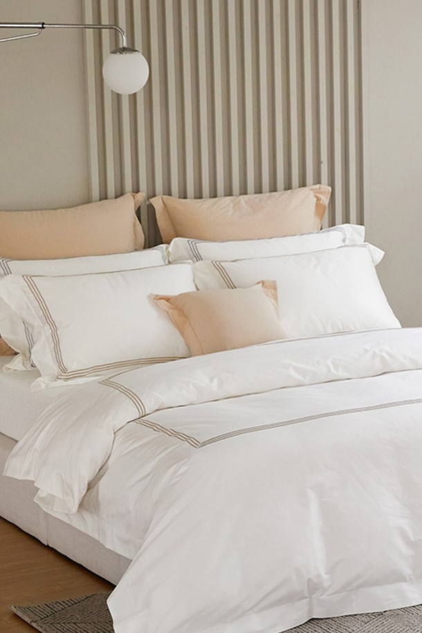 [소프라움앤] 포지타노 100수 사틴면 이불커버 베개세트 킹(4컬러)는 부드러운 촉감의 100수 사틴면 이집트 면 소재로 제작되어 실크 같은 광택을 자랑합니다. 네이비, 그레이, 라이트 그레이, 골드, 화이트 4가지 컬러로 출시되었으며, 4면 액자형 프레임과 8cm 프린지, 섬세한 자수 디자인이 특징입니다. 킹 사이즈 이불커버와 베개커버 세트로 구성되며, 스냅형 이불 끈과 지퍼 마감으로 편리함을 더했습니다. OEKO-TEX STANDARD 100 인증을 받아 유해물질 걱정 없이 안심하고 사용할 수 있으며, 이음선 없는 원단과 높은 내구성, 보풀 방지 기능으로 오랫동안 쾌적하게 사용할 수 있습니다.
