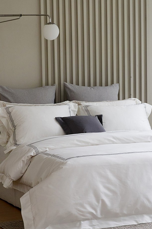 [소프라움앤] 포지타노 100수 사틴면 이불커버 베개세트 킹 제품입니다. 부드러운 촉감의 100수 이집트 사틴면 소재로 제작되어 실크와 같은 은은한 광택을 줍니다. 4면 액자형 프레임과 8cm 프레임 디자인이 고급스러움을 더하며, 스냅형 이불 끈과 지퍼 마감으로 편리성을 높였습니다. 유해물질 테스트를 통과한 OEKO-TEX STANDARD 100 인증을 받아 안심하고 사용할 수 있습니다. 네이비, 그레이, 라이트 그레이, 골드, 화이트 4가지 색상으로 구성되어 있습니다.
