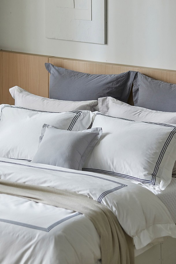 [소프라움앤] 포지타노 100수 사틴면 이불커버 베개세트 킹(4컬러)는 100수 이집트 사틴면으로 제작되어 실크처럼 부드러운 터치감과 고급스러운 광택을 자랑합니다. 네이비, 그레이, 라이트 그레이, 골드 등 4가지 세련된 컬러로 출시되어 호텔식, 클래식 무드의 침실 분위기를 연출합니다. 보풀 방지 기능과 높은 내구성을 갖춰 사계절 내내 쾌적하게 사용 가능하며, 세트 구성은 이불커버와 베개커버로 이루어져 있습니다. 액자형 프레임 디자인과 스냅형 이불 끈, 베개커버 지퍼 마감 등 섬세한 디테일이 돋보이며, OEKO-TEX STANDARD 100 및 한국의류시험연구원 유해물질 테스트를 통과하여 안심하고 사용할 수 있습니다.
