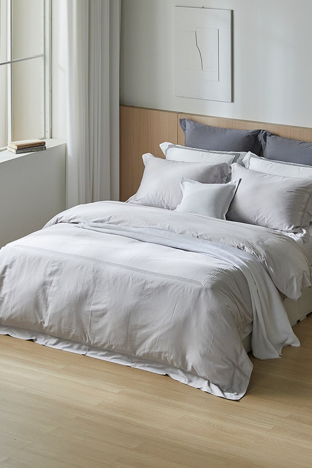 [소프라움앤] 포지타노 100수 사틴면 이불커버 베개세트 퀸은 부드러운 감촉과 은은한 광택이 돋보이는 침구 세트입니다. 100수 이집트 사틴면 소재로 제작되어 내구성이 뛰어나고, '실크'처럼 부드러운 촉감을 선사합니다. 4면 액자형 프레임 자수와 8cm 프린지 디자인이 고급스러운 분위기를 더하며, 네이비, 그레이, 라이트 그레이, 골드, 화이트 5가지 다채로운 색상으로 출시되었습니다. 이불커버와 베개커버로 구성되어 있으며, 스냅형 이불 고리끈과 지퍼 마감으로 편리하게 사용할 수 있습니다. OEKO-TEX STANDARD 100 및 한국의류시험연구원 유해물질 테스트를 통과하여 안심하고 사용할 수 있으며, 이음선 없는 원단과 보풀 방지 기능으로 오래도록 깨끗하게 유지할 수 있습니다.
