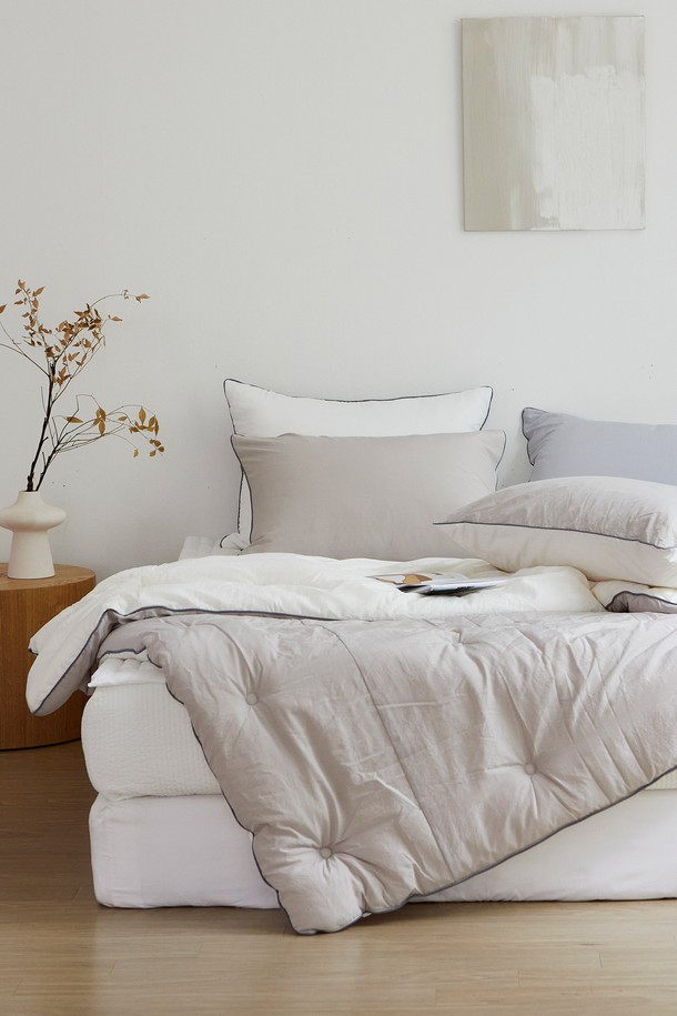 크리미 렌징 모달 워싱 사계절 차렵이불 싱글은 부드러운 촉감의 모달과 폴리에스테르 혼방 소재로 제작되어 사계절 내내 쾌적하게 사용할 수 있습니다. 화이트와 베이지, 두 가지 색상으로 출시되었으며, 점프 퀼팅 디자인과 베이직하고 미니멀한 스타일을 연출합니다. 워싱 가공을 거쳐 부드러움이 더욱 강조되었으며, 체온 조절 기능과 통기성으로 편안한 잠자리를 제공합니다. 집콕룩을 위한 포근하고 아늑한 분위기를 선사하는 리버서블 디자인의 차렵이불입니다.
