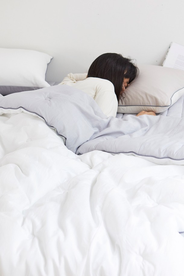 크리미 렌징 모달 워싱 사계절 차렵이불 싱글은 부드러운 촉감과 포근함을 선사하는 이불입니다. 화이트, 베이지 두 가지 컬러로 출시되어 어떤 침실에도 잘 어울립니다. 렌징 모달, 폴리에스터, 텐셀/리오셀 등 3가지 친환경 소재로 제작되어 통기성이 뛰어나 사계절 내내 쾌적하게 사용 가능합니다. 양면 디자인과 프리미엄 스티칭으로 고급스러움을 더했으며, 실크처럼 부드러운 터치감과 구름 같은 푹신함으로 포근한 잠자리를 제공합니다. 민감성 피부에도 안심하고 사용할 수 있는 부드러운 이불로, 집콕 생활을 더욱 편안하게 만들어줍니다.
