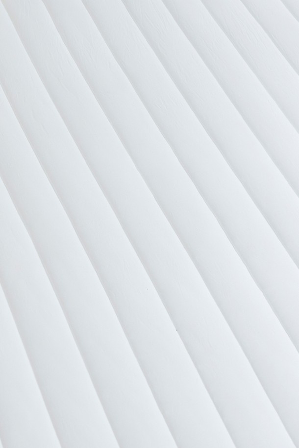 크리미 렌징 모달 워싱 누빔 침대패드 퀸은 부드러운 촉감의 모달 소재로 제작되어 포근한 잠자리를 선사합니다. 화이트와 크림 두 가지 색상으로 출시되어, 미니멀하고 클래식한 침실 분위기를 연출합니다. 두꺼운 두께의 누빔 처리로 푹신함을 더하고, 워싱 가공으로 부드러움을 극대화했습니다. 고정 밴딩 디자인으로 침대에 간편하게 설치할 수 있으며, 사계절 내내 사용할 수 있어 실용적입니다. 집이나 휴가 시 편안한 침구 환경을 조성해 줍니다.
