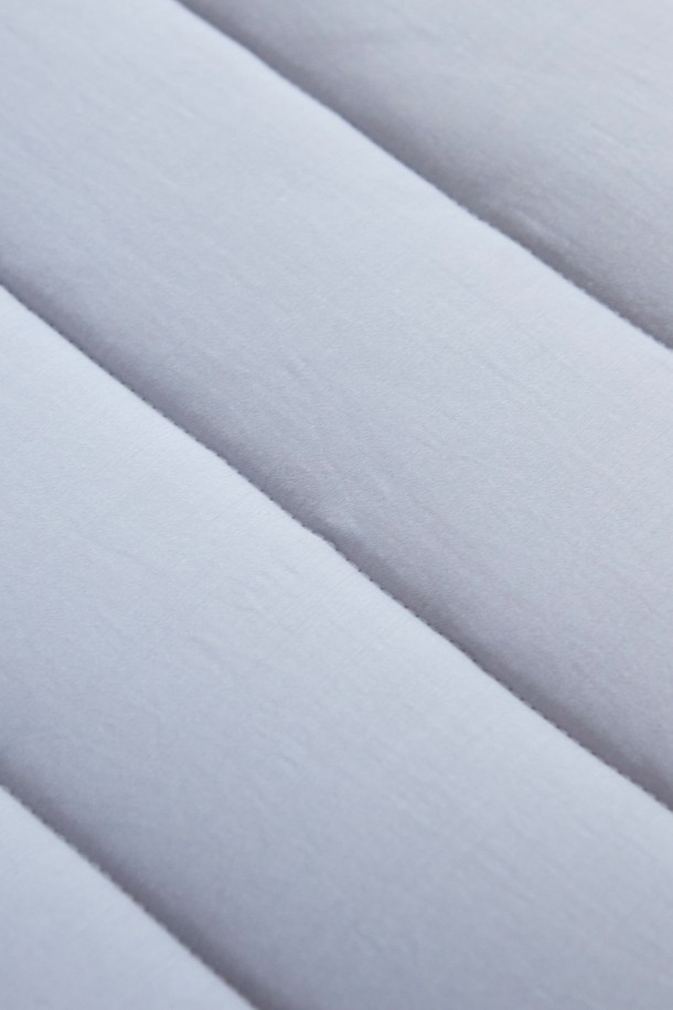 크리미 렌징 모달 워싱 누빔 침대패드 킹(고정밴딩)은 부드러운 촉감과 포근함을 선사하는 침대패드입니다. 모달, 폴리에스테르, 텐셀 소재를 사용하여 크림처럼 가볍고 실크처럼 부드러운 터치감을 자랑합니다. 직선 퀼팅 패턴과 구름 같은 패딩감으로 편안한 잠자리를 제공하며, 흡습, 통기성이 뛰어나 쾌적하게 사용할 수 있습니다. 위생 가공 처리 및 저소음 설계로 민감성 피부에도 적합하며, 사면 고정 밴딩으로 편리하게 사용할 수 있습니다. 킹(K), 퀸(Q), 슈퍼싱글(SS) 사이즈로 만나보세요.
