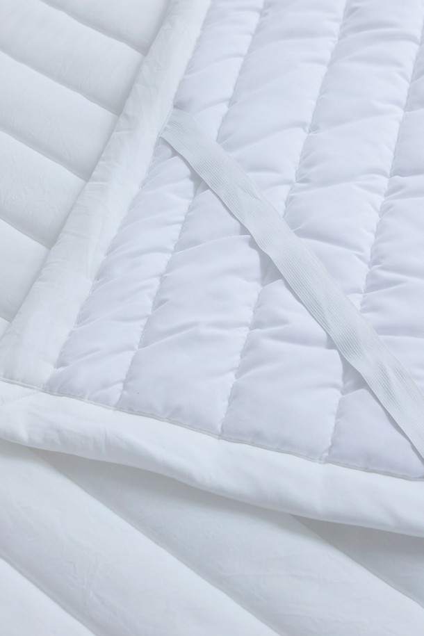 포근함을 선사하는 크리미 렌징 모달 워싱 누빔 침대패드 킹(고정밴딩)입니다. 부드러운 촉감의 모달 소재와 70% 폴리에스테르 혼방으로 제작되어 피부에 자극 없이 포근하게 감싸줍니다. 워싱 가공을 거쳐 부드러움은 물론, 잦은 세탁에도 변형 없이 오래 사용할 수 있습니다. 고정밴딩 처리로 침대 위에서 미끄러지지 않아 편안한 잠자리를 제공하며, 누빔 디자인으로 푹신한 구름 같은 쿠션감을 느낄 수 있습니다. 화이트, 그레이 두 가지 색상으로 출시되어 어떤 침실에도 잘 어울리며, 킹 사이즈로 넉넉하게 사용 가능합니다.
