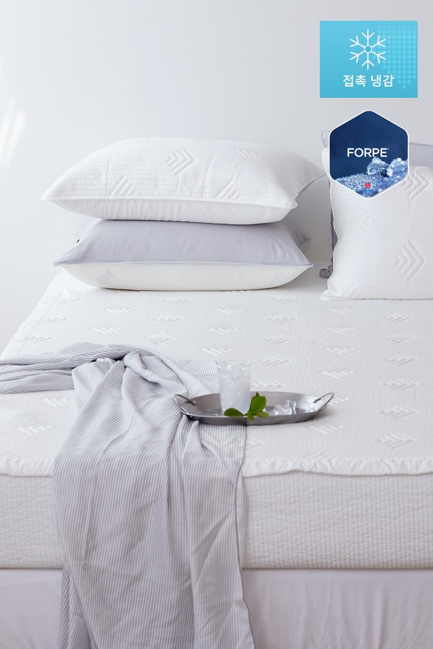 시원한 여름을 위한 [홈바이템퍼] 아이슬란드2 포르페 냉감 쿨패드 슈퍼싱글 1+1 구성입니다. 부드러운 촉감의 화이트 색상 폴리에스테르 소재로 제작되었으며, 얇고 가벼워 답답함 없이 시원하게 사용 가능합니다. 무지 디자인으로 어떤 침구에도 잘 어울리며, 냉감 기능으로 쾌적한 잠자리를 선사합니다.

