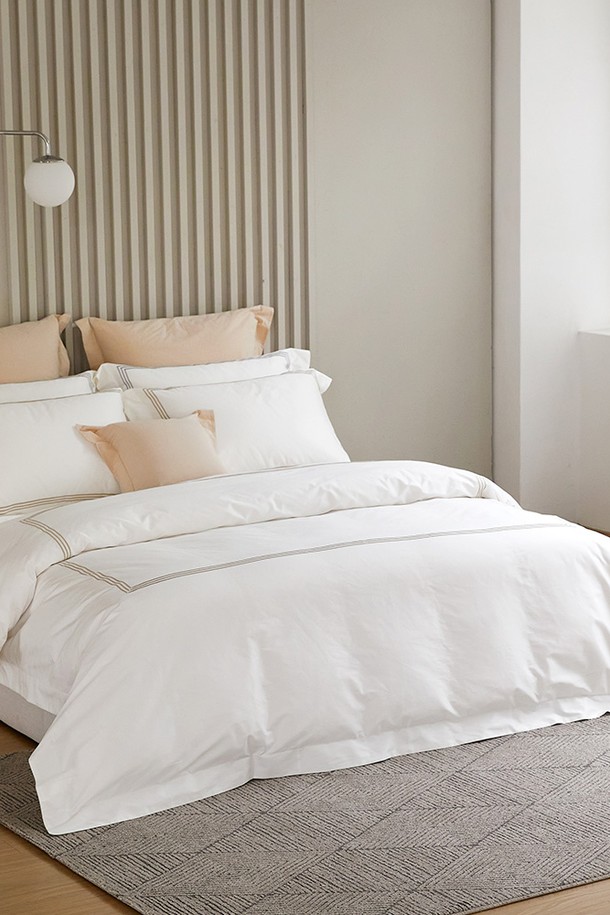 [소프라움앤] 포지타노 100수 사틴면 이불커버 베개세트 퀸은 부드러운 감촉과 은은한 광택이 특징인 100수 사틴면 이불커버와 베개커버 세트입니다. 이집트 면, 롱스테이플 코튼을 사용하여 제작되어 뛰어난 통기성을 자랑하며, 실크 같은 부드러움을 선사합니다. 4가지 컬러(네이비, 그레이, 라이트그레이, 골드)로 출시되어, 호텔식 럭셔리 스타일을 연출합니다. 4면 프레임 자수와 8cm 프린지 디테일이 돋보이며, 이불 고정끈과 솔기 없는 마감으로 편안함을 더했습니다. OEKO-TEX STANDARD 100 인증을 받아 유해물질 걱정 없이 안심하고 사용할 수 있습니다.
