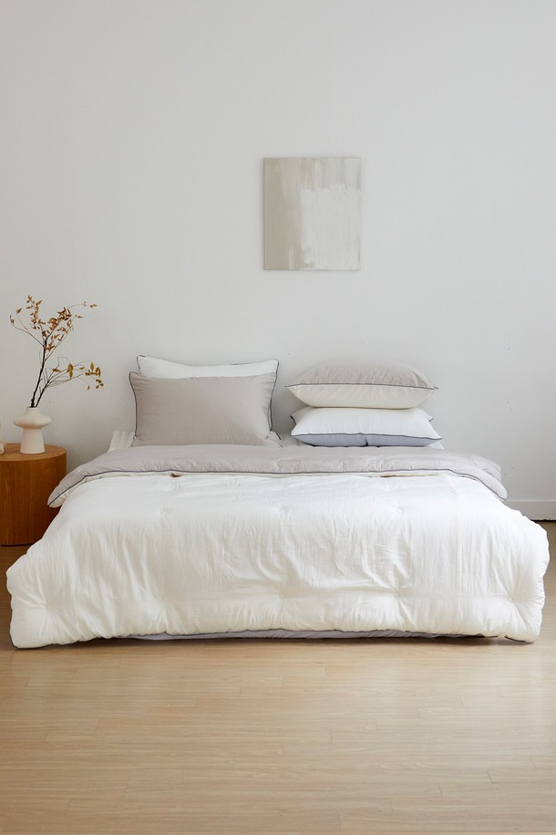 크리미 렌징 모달 워싱 사계절 차렵이불 싱글은 부드러운 촉감의 모달과 폴리에스테르 혼방 소재로 제작되어 사계절 내내 쾌적하게 사용할 수 있습니다. 화이트와 베이지, 두 가지 색상으로 출시되었으며, 점프 퀼팅 디자인과 베이직하고 미니멀한 스타일을 연출합니다. 워싱 가공을 거쳐 부드러움이 더욱 강조되었으며, 체온 조절 기능과 통기성으로 편안한 잠자리를 제공합니다. 집콕룩을 위한 포근하고 아늑한 분위기를 선사하는 리버서블 디자인의 차렵이불입니다.
