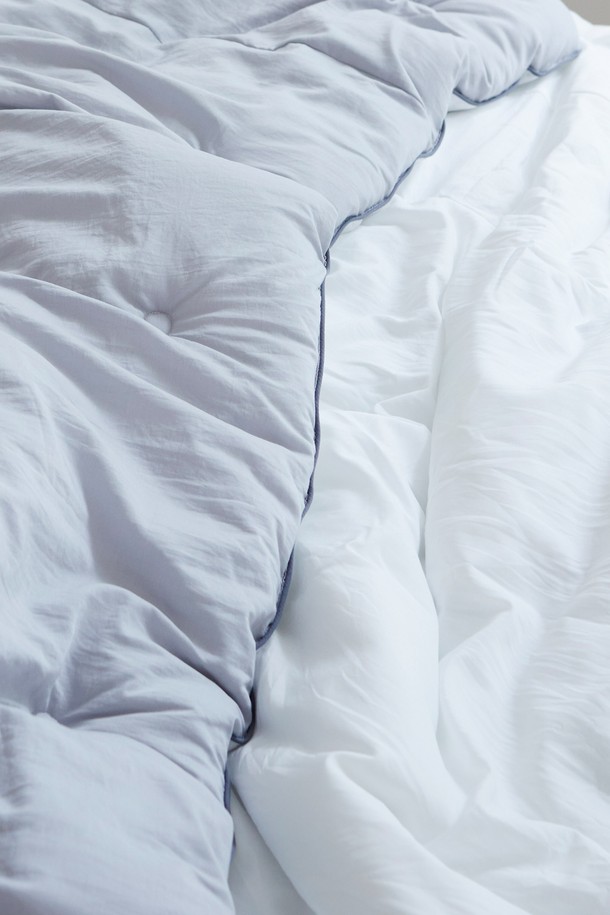 크리미 렌징 모달 워싱 사계절 차렵이불 싱글은 부드러운 촉감과 포근함을 선사하는 이불입니다. 화이트, 베이지 두 가지 컬러로 출시되어 어떤 침실에도 잘 어울립니다. 렌징 모달, 폴리에스터, 텐셀/리오셀 등 3가지 친환경 소재로 제작되어 통기성이 뛰어나 사계절 내내 쾌적하게 사용 가능합니다. 양면 디자인과 프리미엄 스티칭으로 고급스러움을 더했으며, 실크처럼 부드러운 터치감과 구름 같은 푹신함으로 포근한 잠자리를 제공합니다. 민감성 피부에도 안심하고 사용할 수 있는 부드러운 이불로, 집콕 생활을 더욱 편안하게 만들어줍니다.
