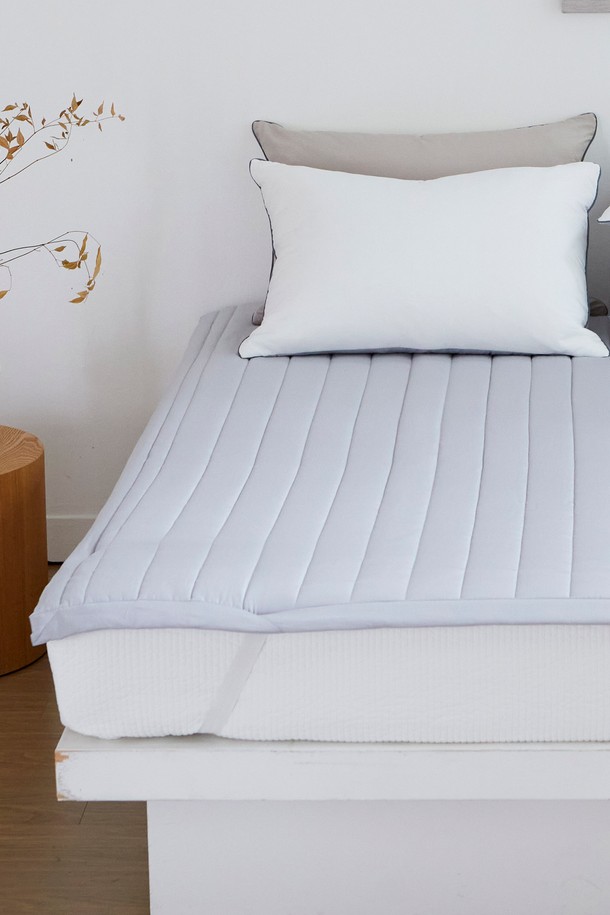 크리미 렌징 모달 워싱 누빔 침대패드 킹(고정밴딩)은 부드러운 촉감과 포근함을 선사하는 침대패드입니다. 모달, 폴리에스테르, 텐셀 소재를 사용하여 크림처럼 가볍고 실크처럼 부드러운 터치감을 자랑합니다. 직선 퀼팅 패턴과 구름 같은 패딩감으로 편안한 잠자리를 제공하며, 흡습, 통기성이 뛰어나 쾌적하게 사용할 수 있습니다. 위생 가공 처리 및 저소음 설계로 민감성 피부에도 적합하며, 사면 고정 밴딩으로 편리하게 사용할 수 있습니다. 킹(K), 퀸(Q), 슈퍼싱글(SS) 사이즈로 만나보세요.
