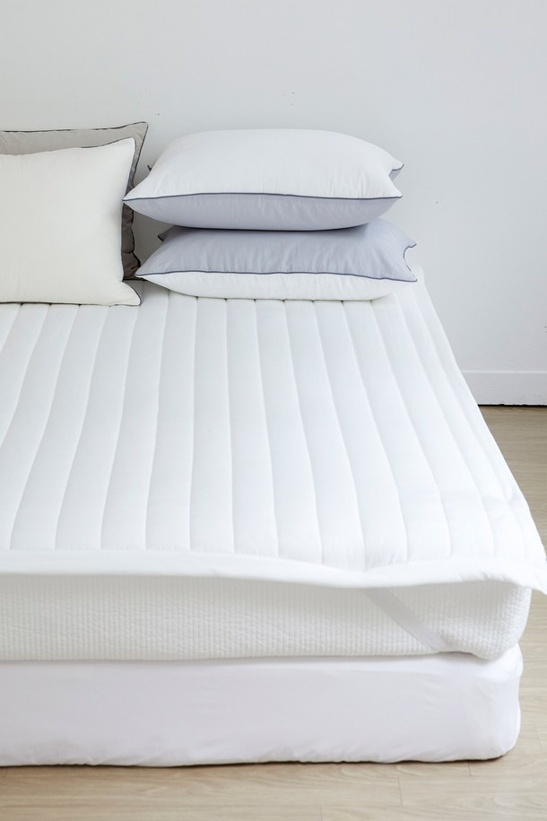 포근함을 선사하는 크리미 렌징 모달 워싱 누빔 침대패드 킹(고정밴딩)입니다. 부드러운 촉감의 모달 소재와 70% 폴리에스테르 혼방으로 제작되어 피부에 자극 없이 포근하게 감싸줍니다. 워싱 가공을 거쳐 부드러움은 물론, 잦은 세탁에도 변형 없이 오래 사용할 수 있습니다. 고정밴딩 처리로 침대 위에서 미끄러지지 않아 편안한 잠자리를 제공하며, 누빔 디자인으로 푹신한 구름 같은 쿠션감을 느낄 수 있습니다. 화이트, 그레이 두 가지 색상으로 출시되어 어떤 침실에도 잘 어울리며, 킹 사이즈로 넉넉하게 사용 가능합니다.
