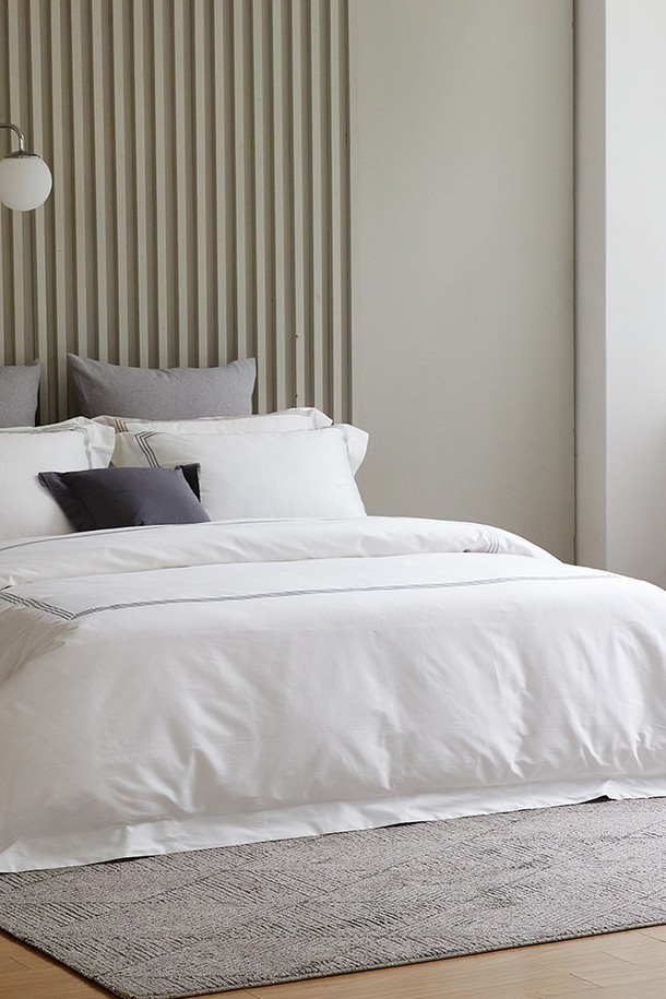 [소프라움앤] 포지타노 100수 사틴면 이불커버 베개세트 퀸은 부드러운 감촉과 은은한 광택이 특징인 100수 사틴면 이불커버와 베개커버 세트입니다. 이집트 면, 롱스테이플 코튼을 사용하여 제작되어 뛰어난 통기성을 자랑하며, 실크 같은 부드러움을 선사합니다. 4가지 컬러(네이비, 그레이, 라이트그레이, 골드)로 출시되어, 호텔식 럭셔리 스타일을 연출합니다. 4면 프레임 자수와 8cm 프린지 디테일이 돋보이며, 이불 고정끈과 솔기 없는 마감으로 편안함을 더했습니다. OEKO-TEX STANDARD 100 인증을 받아 유해물질 걱정 없이 안심하고 사용할 수 있습니다.
