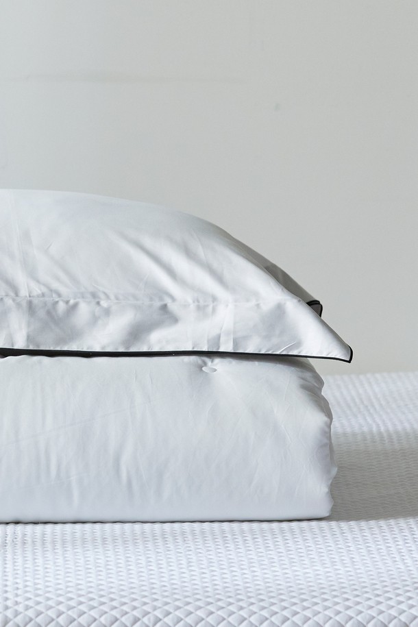 도손 이집트 60수 사틴면 호텔 베개 커버는 부드러운 감촉을 선사하는 60수 사틴면으로 제작되었습니다. 순백색의 무지 디자인은 어떤 침실에도 잘 어울리며, 고급스러운 분위기를 연출합니다. 50x70 사이즈로 제작되어 편안한 숙면을 돕고, 침실을 호텔처럼 아늑하게 만들어 줍니다. 특히 '집콕룩'을 즐기며 '클래식'하고 '미니멀'한 스타일을 선호하는 분들에게 추천합니다.
