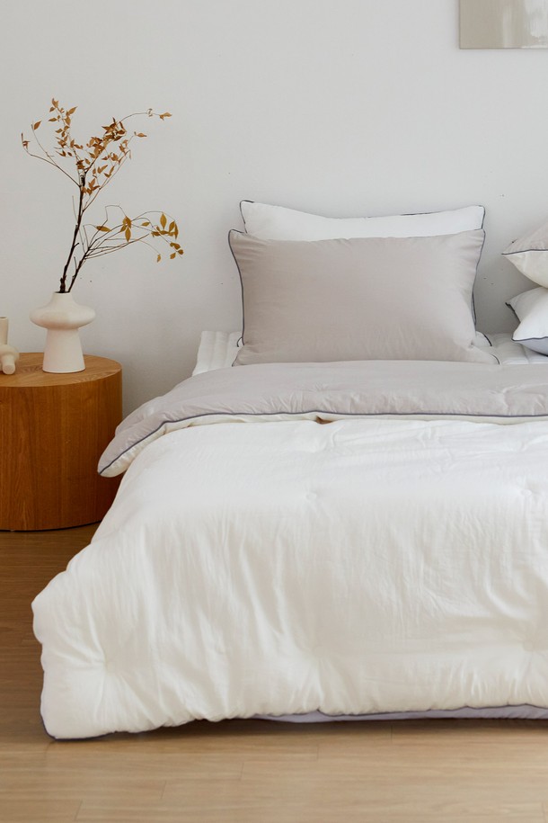 크리미 렌징 모달 워싱 사계절 차렵이불 싱글은 부드러운 촉감의 모달과 폴리에스테르 혼방 소재로 제작되어 사계절 내내 쾌적하게 사용할 수 있습니다. 화이트와 베이지, 두 가지 색상으로 출시되었으며, 점프 퀼팅 디자인과 베이직하고 미니멀한 스타일을 연출합니다. 워싱 가공을 거쳐 부드러움이 더욱 강조되었으며, 체온 조절 기능과 통기성으로 편안한 잠자리를 제공합니다. 집콕룩을 위한 포근하고 아늑한 분위기를 선사하는 리버서블 디자인의 차렵이불입니다.
