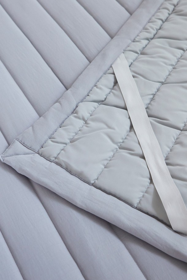 크리미 렌징 모달 워싱 누빔 침대패드 킹(고정밴딩)은 부드러운 촉감과 포근함을 선사하는 침대패드입니다. 모달, 폴리에스테르, 텐셀 소재를 사용하여 크림처럼 가볍고 실크처럼 부드러운 터치감을 자랑합니다. 직선 퀼팅 패턴과 구름 같은 패딩감으로 편안한 잠자리를 제공하며, 흡습, 통기성이 뛰어나 쾌적하게 사용할 수 있습니다. 위생 가공 처리 및 저소음 설계로 민감성 피부에도 적합하며, 사면 고정 밴딩으로 편리하게 사용할 수 있습니다. 킹(K), 퀸(Q), 슈퍼싱글(SS) 사이즈로 만나보세요.
