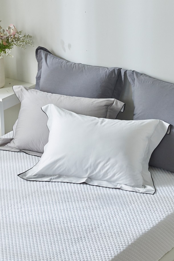 도손 이집트 60수 사틴면 호텔 베개 커버는 부드러운 감촉을 선사하는 60수 사틴면으로 제작되었습니다. 순백색의 무지 디자인은 어떤 침실에도 잘 어울리며, 고급스러운 분위기를 연출합니다. 50x70 사이즈로 제작되어 편안한 숙면을 돕고, 침실을 호텔처럼 아늑하게 만들어 줍니다. 특히 '집콕룩'을 즐기며 '클래식'하고 '미니멀'한 스타일을 선호하는 분들에게 추천합니다.
