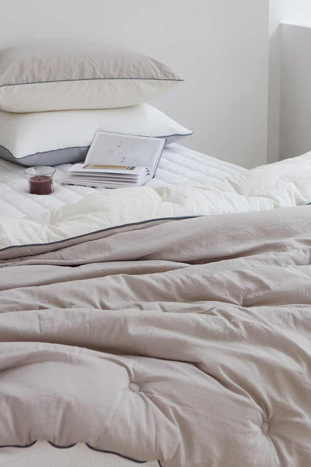 크리미 렌징 모달 워싱 사계절 차렵이불 싱글은 부드러운 촉감의 모달과 폴리에스테르 혼방 소재로 제작되어 사계절 내내 쾌적하게 사용할 수 있습니다. 화이트와 베이지, 두 가지 색상으로 출시되었으며, 점프 퀼팅 디자인과 베이직하고 미니멀한 스타일을 연출합니다. 워싱 가공을 거쳐 부드러움이 더욱 강조되었으며, 체온 조절 기능과 통기성으로 편안한 잠자리를 제공합니다. 집콕룩을 위한 포근하고 아늑한 분위기를 선사하는 리버서블 디자인의 차렵이불입니다.
