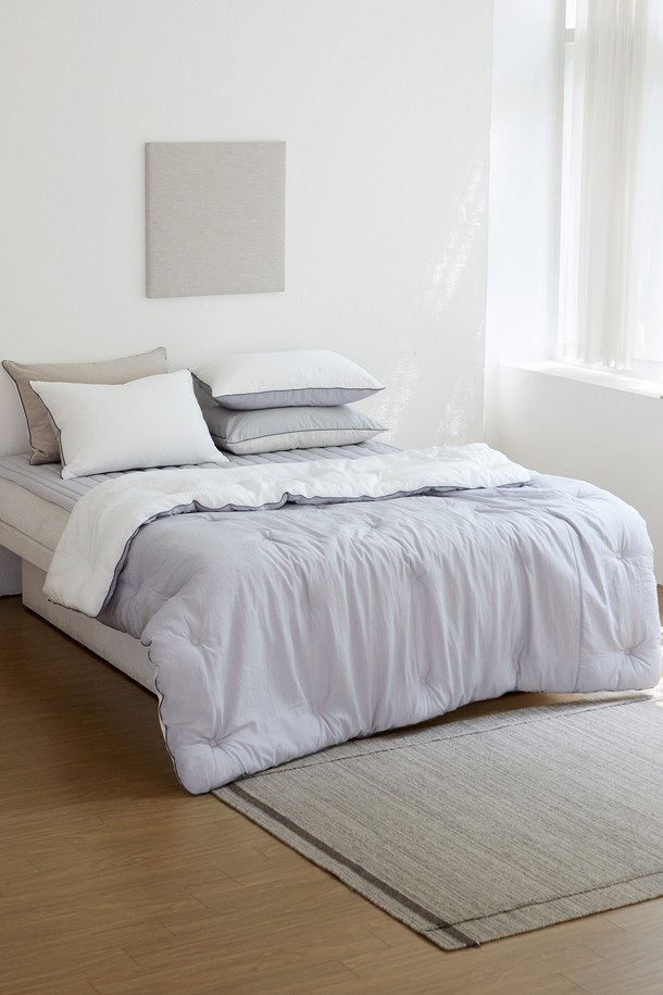 크리미 렌징 모달 워싱 사계절 차렵이불 싱글은 부드러운 촉감과 포근함을 선사하는 이불입니다. 화이트, 베이지 두 가지 컬러로 출시되어 어떤 침실에도 잘 어울립니다. 렌징 모달, 폴리에스터, 텐셀/리오셀 등 3가지 친환경 소재로 제작되어 통기성이 뛰어나 사계절 내내 쾌적하게 사용 가능합니다. 양면 디자인과 프리미엄 스티칭으로 고급스러움을 더했으며, 실크처럼 부드러운 터치감과 구름 같은 푹신함으로 포근한 잠자리를 제공합니다. 민감성 피부에도 안심하고 사용할 수 있는 부드러운 이불로, 집콕 생활을 더욱 편안하게 만들어줍니다.
