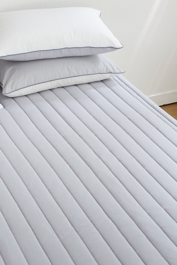 크리미 렌징 모달 워싱 누빔 침대패드 킹(고정밴딩)은 부드러운 촉감과 포근함을 선사하는 침대패드입니다. 모달, 폴리에스테르, 텐셀 소재를 사용하여 크림처럼 가볍고 실크처럼 부드러운 터치감을 자랑합니다. 직선 퀼팅 패턴과 구름 같은 패딩감으로 편안한 잠자리를 제공하며, 흡습, 통기성이 뛰어나 쾌적하게 사용할 수 있습니다. 위생 가공 처리 및 저소음 설계로 민감성 피부에도 적합하며, 사면 고정 밴딩으로 편리하게 사용할 수 있습니다. 킹(K), 퀸(Q), 슈퍼싱글(SS) 사이즈로 만나보세요.
