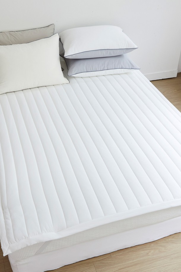 포근함을 선사하는 크리미 렌징 모달 워싱 누빔 침대패드 킹(고정밴딩)입니다. 부드러운 촉감의 모달 소재와 70% 폴리에스테르 혼방으로 제작되어 피부에 자극 없이 포근하게 감싸줍니다. 워싱 가공을 거쳐 부드러움은 물론, 잦은 세탁에도 변형 없이 오래 사용할 수 있습니다. 고정밴딩 처리로 침대 위에서 미끄러지지 않아 편안한 잠자리를 제공하며, 누빔 디자인으로 푹신한 구름 같은 쿠션감을 느낄 수 있습니다. 화이트, 그레이 두 가지 색상으로 출시되어 어떤 침실에도 잘 어울리며, 킹 사이즈로 넉넉하게 사용 가능합니다.
