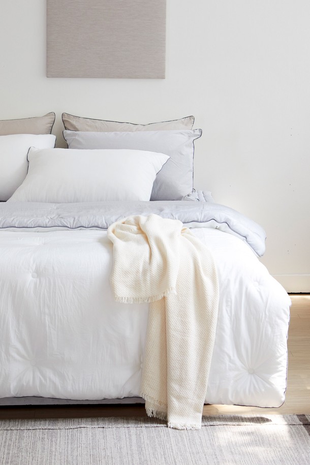 크리미 렌징 모달 워싱 사계절 차렵이불 싱글은 부드러운 촉감과 포근함을 선사하는 이불입니다. 화이트, 베이지 두 가지 컬러로 출시되어 어떤 침실에도 잘 어울립니다. 렌징 모달, 폴리에스터, 텐셀/리오셀 등 3가지 친환경 소재로 제작되어 통기성이 뛰어나 사계절 내내 쾌적하게 사용 가능합니다. 양면 디자인과 프리미엄 스티칭으로 고급스러움을 더했으며, 실크처럼 부드러운 터치감과 구름 같은 푹신함으로 포근한 잠자리를 제공합니다. 민감성 피부에도 안심하고 사용할 수 있는 부드러운 이불로, 집콕 생활을 더욱 편안하게 만들어줍니다.
