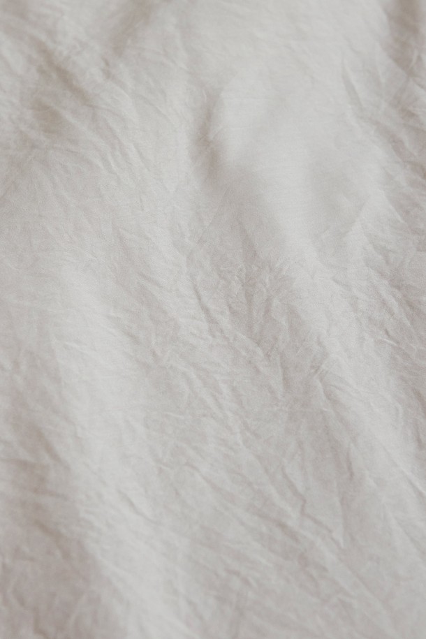 크리미 렌징 모달 워싱 사계절 차렵이불베개 세트 싱글(2컬러)는 부드러운 촉감과 포근함을 선사하는 침구 세트입니다. 모달 소재로 제작되어 사계절 내내 쾌적하게 사용할 수 있으며, 워싱 처리로 부드러움을 더했습니다. 미니멀하고 클래식한 스타일로 침실 분위기를 은은하게 연출하며, 집콕룩으로 편안한 휴식을 취하기에 좋습니다. 싱글 사이즈로 이불과 베개로 구성되어 있으며, 크림과 베이지 두 가지 컬러 옵션으로 제공됩니다.
