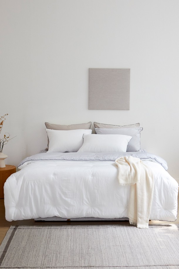 크리미 렌징 모달 워싱 사계절 차렵이불베개 세트 싱글(2컬러)입니다. 부드러운 촉감의 모달과 폴리에스터 혼방 소재로 제작되어 사계절 내내 포근하게 사용할 수 있습니다. 화이트와 베이지 두 가지 색상으로 출시되어 미니멀하고 클래식한 집콕룩을 연출하기에 좋습니다. 촘촘한 점프 퀼팅과 바이어스 파이핑 디자인으로 고급스러움을 더했으며, 위싱 가공을 통해 피부 자극을 최소화했습니다. 리버서블 디자인과 소음이 적은 특징, 유해물질 테스트를 통과한 안전성, 프리미엄 봉제로 제작되어 높은 품질을 자랑합니다.
