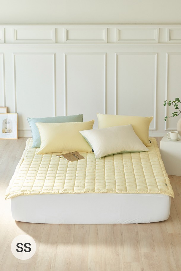 사르르 면모달 밴드형 침대패드 슈퍼싱글 (버터옐로우)는 부드러운 촉감과 은은한 색감의 침대 패드입니다. 면과 모달 혼방 소재로 제작되어 얇고 가벼우며, 쾌적한 사용감을 선사합니다. 슈퍼싱글 사이즈로 제작되었으며, 밴드형 디자인으로 침대에 간편하게 고정하여 사용할 수 있습니다. 버터옐로우 컬러는 침실에 포근하고 아늑한 분위기를 더해줍니다. 무지 패턴으로 어떤 침구와도 잘 어울립니다.
