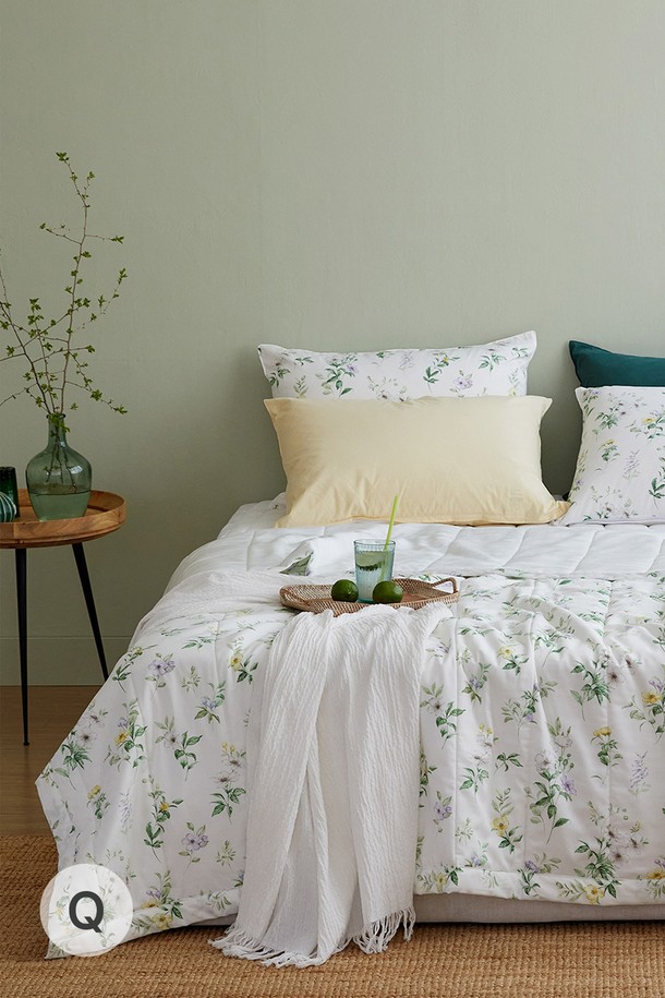 로벨리아 인견 모달 여름 차렵이불 퀸은 시원한 여름을 위한 필수 아이템입니다. 부드러운 인견과 모달 소재를 사용하여 닿는 순간 시원하고 편안한 촉감을 선사합니다. 화이트와 그린 컬러에 플라워 패턴이 더해져 침실에 싱그러움을 더하며, 얇은 두께로 제작되어 여름철에도 쾌적하게 사용할 수 있습니다. 퀸 사이즈로 넉넉하게 사용 가능하며, 간편하게 세탁하여 위생적으로 관리할 수 있는 실용적인 차렵이불입니다.
