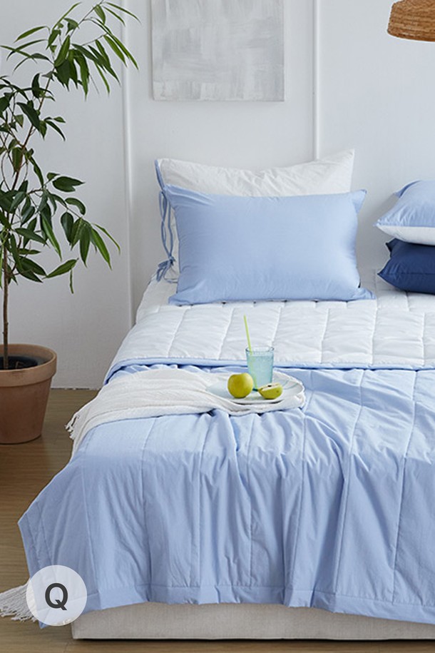 시원한 여름을 위한 "썸머브리즈" 고밀도 냉감 차렵이불 퀸 (블루)입니다. 부드러운 촉감의 폴리에스테르 소재로 제작되어 편안한 사용감을 선사합니다. 얇고 가벼운 두께로 제작되어 여름철에도 쾌적하게 사용할 수 있으며, 무지 디자인의 시원한 블루 컬러가 시각적인 청량감을 더합니다. 퀸 사이즈로 넉넉하게 사용 가능하며, 고밀도 소재로 내구성을 높였습니다. 
