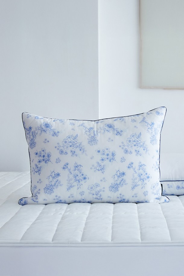 시원한 샤베트 냉감 소재의 여름 베개 커버입니다. 얇고 부드러운 촉감으로 여름철 쾌적한 잠자리를 선사합니다. 50x70 사이즈의 베개에 적합하며, 시원한 블루 컬러와 플라워 패턴 디자인이 특징입니다. 여름 시즌에 맞춰 시원함을 강조한 베개 커버로, 편안한 휴식을 취할 수 있습니다.
