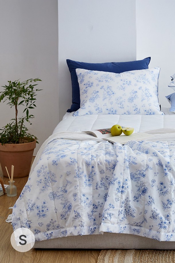 시원한 샤베트 소재로 제작되어 여름철 쾌적한 잠자리를 선사하는 싱글 사이즈 차렵이불입니다. 화이트와 블루, 두 가지 시원한 색상에 플라워 패턴으로 디자인되어 여성스러운 분위기를 더합니다. 얇은 두께로 제작되어 가볍고 시원하며, 냉감 기능으로 여름에도 쾌적하게 사용할 수 있습니다. 부드러운 샤베트 소재가 피부에 닿는 촉감이 좋으며, 싱글 사이즈로 1인 가구나 아이방에 적합합니다. 포근함과 시원함을 동시에 느낄 수 있는 여름철 필수 아이템입니다.
