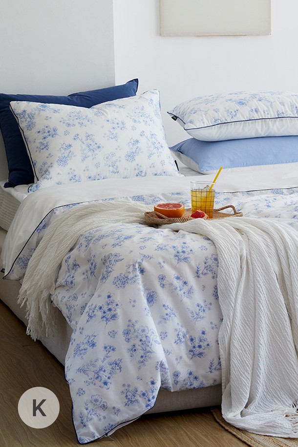 시원한 샤베트 소재의 여성용 여름 이불커버 퀸 사이즈입니다. 화이트와 블루, 두 가지 시원한 컬러로 제공되며, 플라워 패턴이 돋보이는 디자인입니다. 얇은 두께로 제작되어 여름철에도 쾌적하게 사용할 수 있으며, 냉감 기능으로 더욱 시원한 잠자리를 선사합니다. 부드러운 샤베트 소재가 피부에 닿는 촉감이 시원하고 편안함을 제공합니다.
