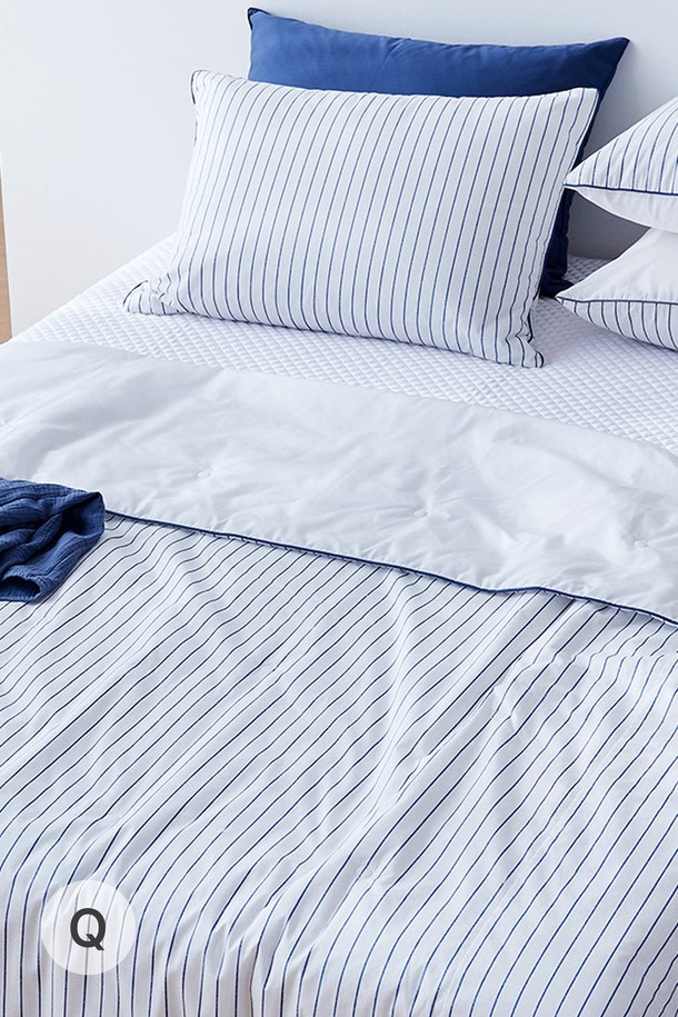 아이스블롬 냉감 여름 차렵이불 퀸 (블루)는 시원한 블루 및 그레이 컬러의 스트라이프 패턴과 스칸디나비안 스타일 디자인으로, 여성 고객을 위한 침구입니다. 면과 폴리에스테르 혼방 소재로 부드러운 촉감을 제공하며, 냉감, 흡습, 속건 기능으로 쾌적한 사용감을 선사합니다. 얇은 두께에 점프퀼팅, 파이핑 마감 디테일로 마감되었으며, 양면 사용이 가능하고 에어컨 바람을 효과적으로 차단해 줍니다.
유해물질 테스트를 통과하여 안심하고 사용할 수 있으며, 퀸 사이즈로 제작되었습니다.
