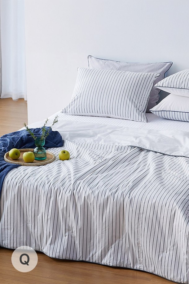 시원한 냉감 기능과 부드러운 촉감으로 여름, 봄철 쾌적한 잠자리를 선사하는 아이스블롬 냉감 차렵이불 퀸 (그레이)입니다. 면과 폴리에스테르 혼방 소재로 제작되어 흡습 및 속건 기능이 뛰어나며, 통기성이 우수하여 얇고 가볍게 사용할 수 있습니다. 미니멀하고 모던한 스트라이프 패턴의 스칸디나비안 디자인과 퀼팅 디테일로 시각적인 만족감을 더하며, 양면 사용이 가능하여 실용적입니다. 유해 물질 테스트를 통과하여 안심하고 사용할 수 있으며, 퀸 사이즈(190x220cm)로 여성 고객에게 적합합니다.
