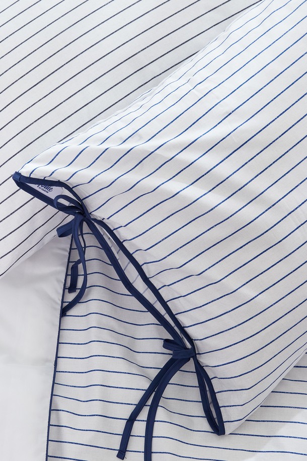 블롬 리본 순면 베개 커버 50x70은 부드러운 촉감의 순면 소재로 제작되어 흡습성과 통기성이 뛰어납니다. 스칸디나비안 스타일의 스트라이프 패턴과 리본 디테일이 돋보이며, 블루와 그레이 두 가지 색상 중 선택 가능합니다. 40수 평직으로 제작되어 튼튼하며, 봉투형 디자인과 프리미엄 스티칭 마감으로 완성도를 높였습니다. 유해 물질 테스트를 통과하여 안심하고 사용할 수 있는 베개 커버입니다.
