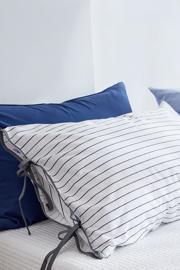 블롬 리본 순면 베개커버 50x70은 부드러운 촉감의 40수 평직 면 소재로 제작되었습니다. 스칸디나비안 스타일의 스트라이프 패턴과 리본 디자인이 특징이며, 블루와 그레이 두 가지 색상 중 선택 가능합니다. 봉투형 디자인과 지퍼 없는 구조로 편리하게 사용할 수 있으며, KATRI 유해물질 테스트를 통과하여 안심하고 사용할 수 있습니다. 70x50cm 사이즈로, 일상생활에서 편안한 잠자리를 선사합니다.
