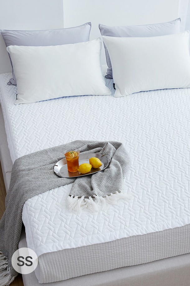 프로즌3 포르페 냉감 고정밴딩 침대패드 슈퍼싱글 (화이트)는 시원한 냉감 소재와 퀼팅 처리로 제작되어 쾌적한 잠자리를 제공합니다. 슈퍼싱글 사이즈의 화이트 컬러 침대패드로, 침대 위에 간편하게 고정할 수 있는 밴딩 디자인이 특징입니다. 얇은 두께로 제작되어 여름철에도 부담 없이 사용하기 좋으며, 침대용 침구로 활용하기에 적합합니다.
