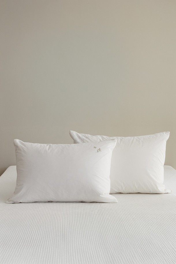 [소프라움앤] 에이프릴 플라워 자수 60수 고밀도 바이오워싱 베개커버 50X70은 60수 고밀도 면 100% 소재로 제작되어 부드러운 촉감과 매트한 질감을 선사합니다. 화이트 컬러 바탕에 플라워 자수 디자인이 돋보이며, 내추럴하고 캐주얼한 분위기를 연출합니다. 바이오워싱 가공으로 먼지 부착을 줄이고, 반광 없는 마감으로 깔끔함을 더했습니다. 이음새 없는 와이드폭으로 제작되어 편안함을 높였으며, 40수 트윌 소재의 파이핑 마감으로 섬세함을 더했습니다. 사계절 내내 쾌적하게 사용할 수 있는 베개 커버입니다.
