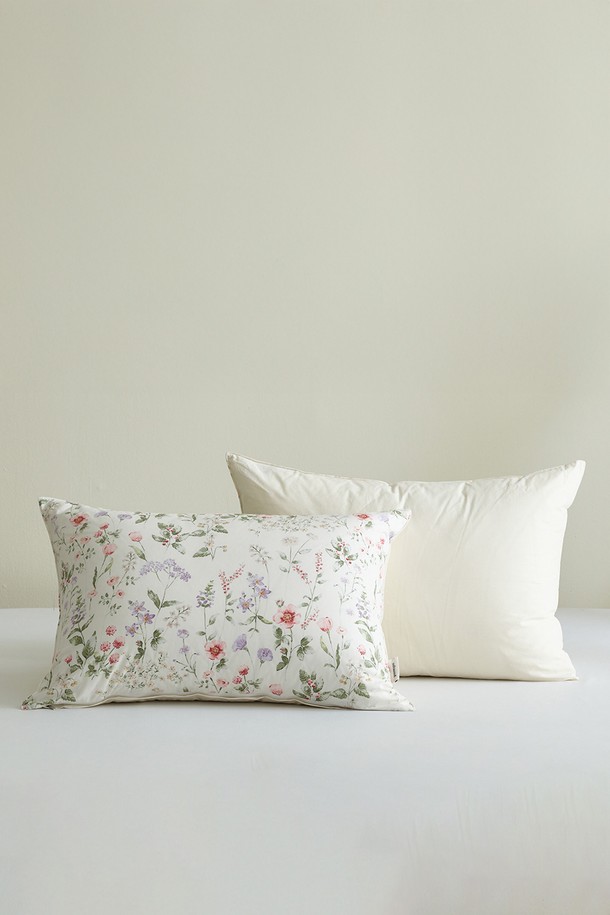 [소프라움앤] 에델 플라워 60수 고밀도 바이오워싱 베개커버 50X70(아이보리)는 침실에 부드러움과 고급스러움을 더해줄 베개 커버입니다. 60수 고밀도 면 소재에 바이오워싱 처리를 하여 부드러운 촉감을 선사하며, 호텔식 텍스처로 편안한 잠자리를 제공합니다. 아이보리 컬러 바탕에 플라워 패턴이 섬세하게 디자인되었으며, 양면 디자인으로 활용도를 높였습니다. 지퍼 여밈 방식으로 편리하게 사용할 수 있으며, 무광 마감과 프리미엄 스티칭으로 마감하여 깔끔함을 더했습니다. 유해물질 테스트를 통과하여 안심하고 사용할 수 있으며, 반려동물 털 방지 기능으로 위생적인 사용이 가능합니다.
