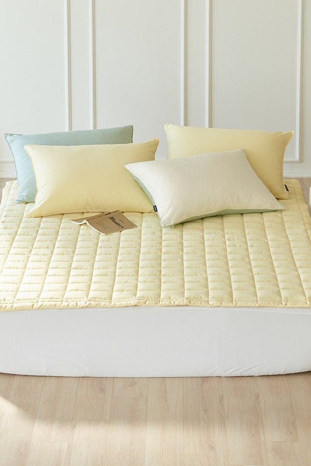 사르르 면모달 밴드형 침대패드 슈퍼싱글 (버터옐로우)는 부드러운 촉감과 은은한 색감의 침대 패드입니다. 면과 모달 혼방 소재로 제작되어 얇고 가벼우며, 쾌적한 사용감을 선사합니다. 슈퍼싱글 사이즈로 제작되었으며, 밴드형 디자인으로 침대에 간편하게 고정하여 사용할 수 있습니다. 버터옐로우 컬러는 침실에 포근하고 아늑한 분위기를 더해줍니다. 무지 패턴으로 어떤 침구와도 잘 어울립니다.
